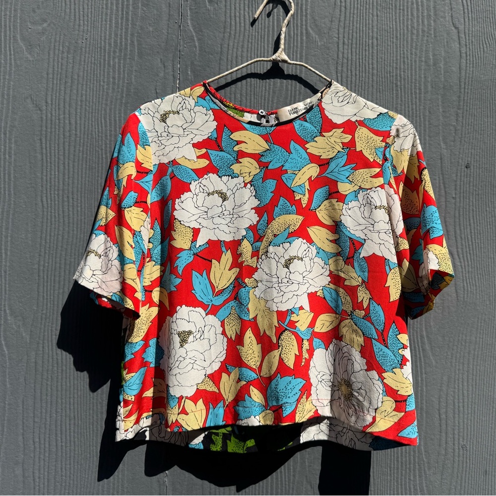 Diane Von Furstenberg Red/Black Floral Silk Short Sleeve Boxy Top Size 4